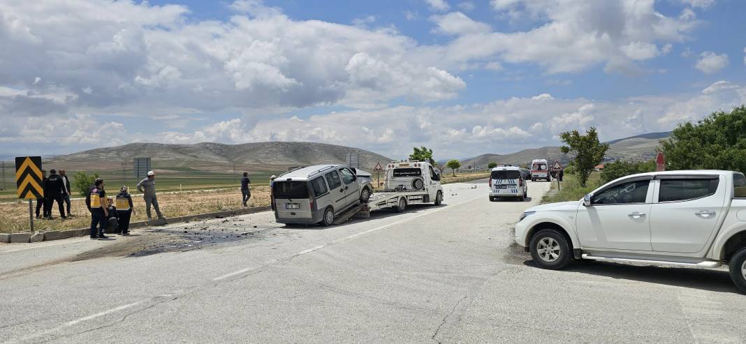 Konya’da iki araç çarpıştı, 3 kişi yaralandı 8